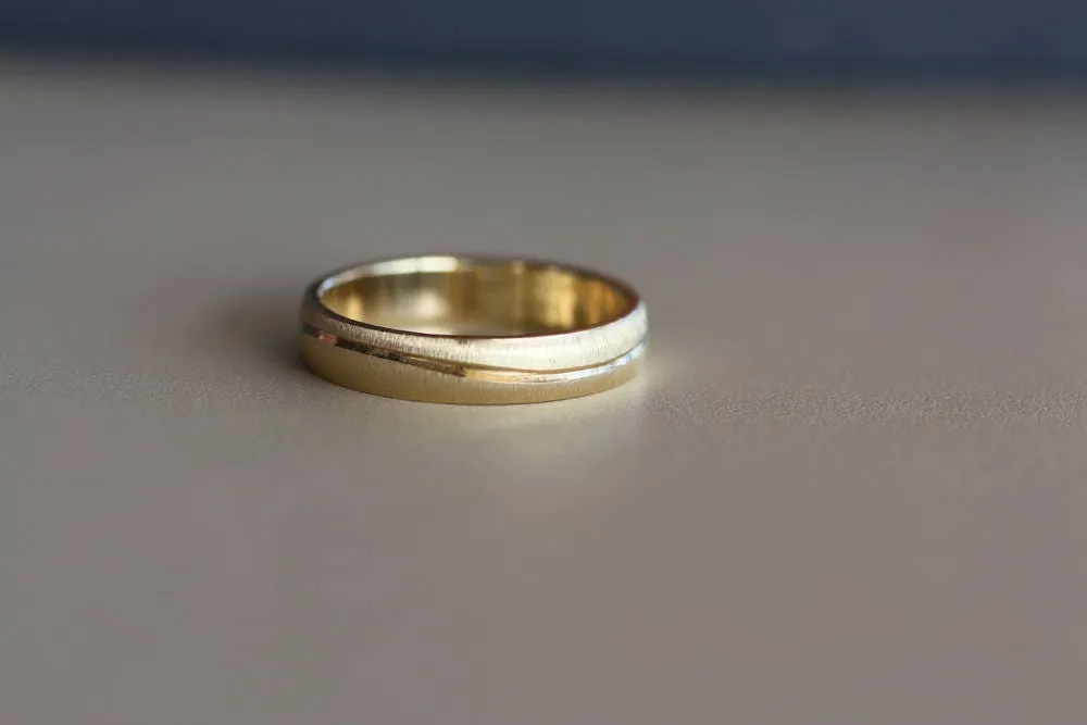 Elegant gold Wedding Band