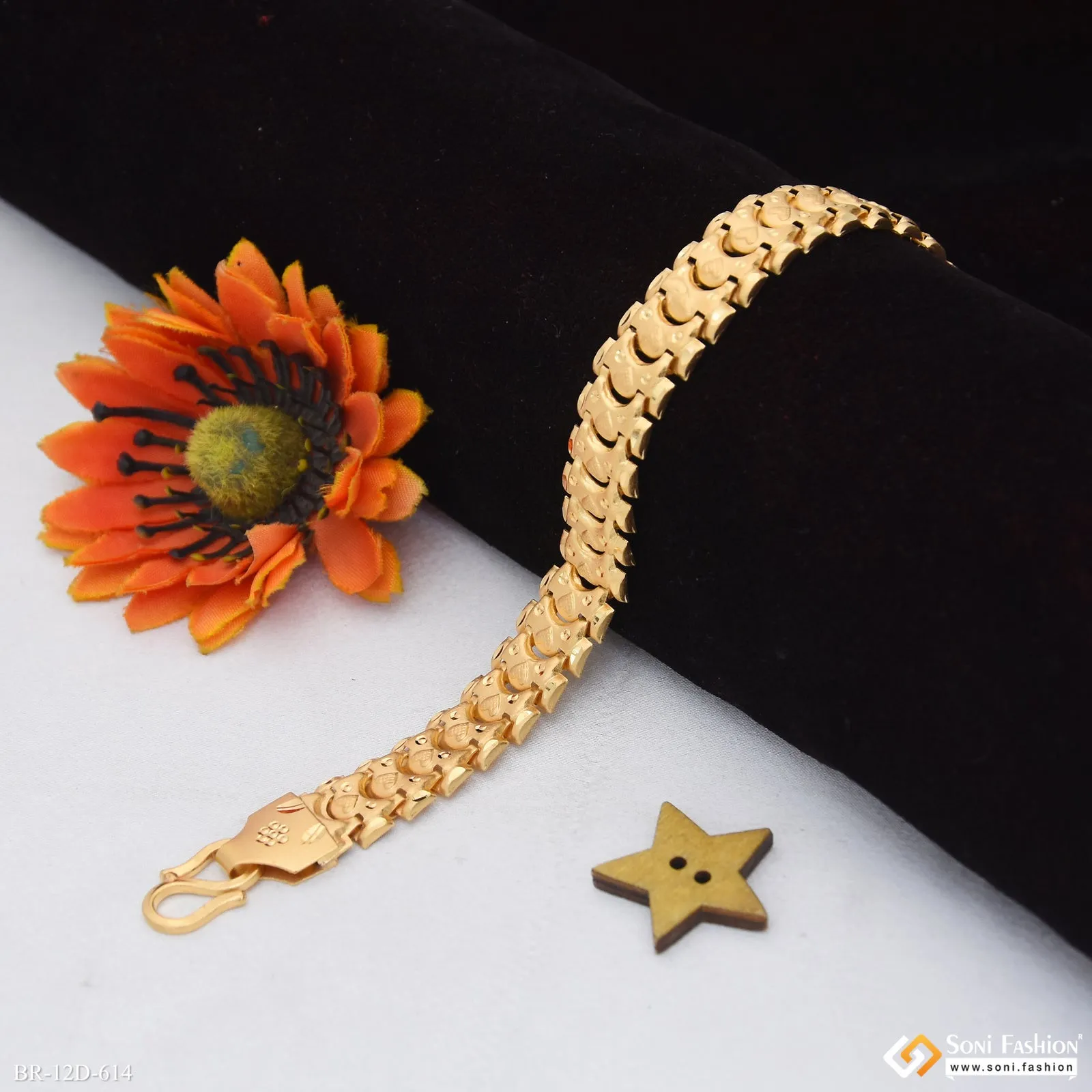 Latest Design Gold Plated Pokal Bracelet for Men - Style D614