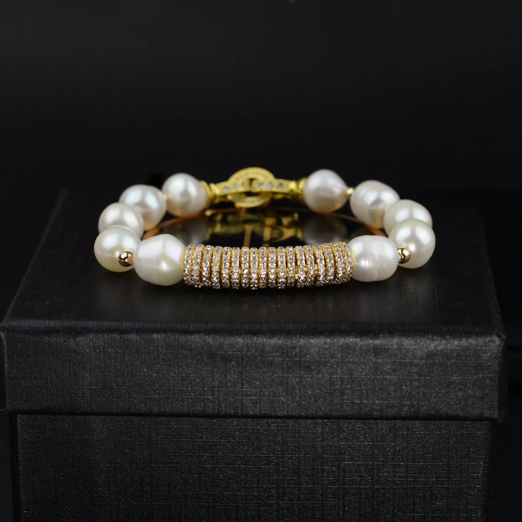 Madison white freshwater pearl bracelet with gold centerpiece