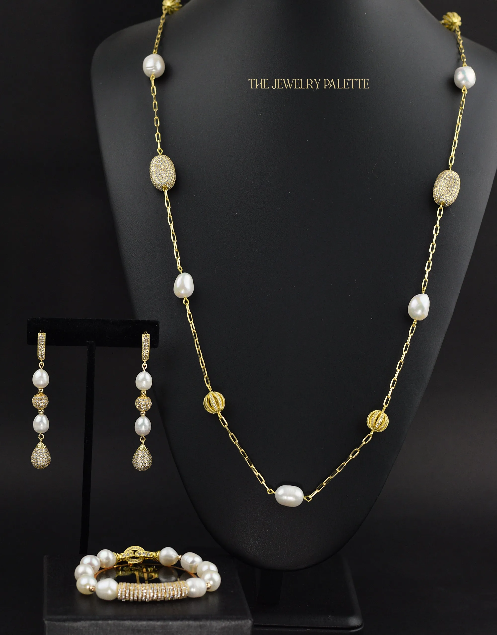 Madison white freshwater pearl bracelet with gold centerpiece