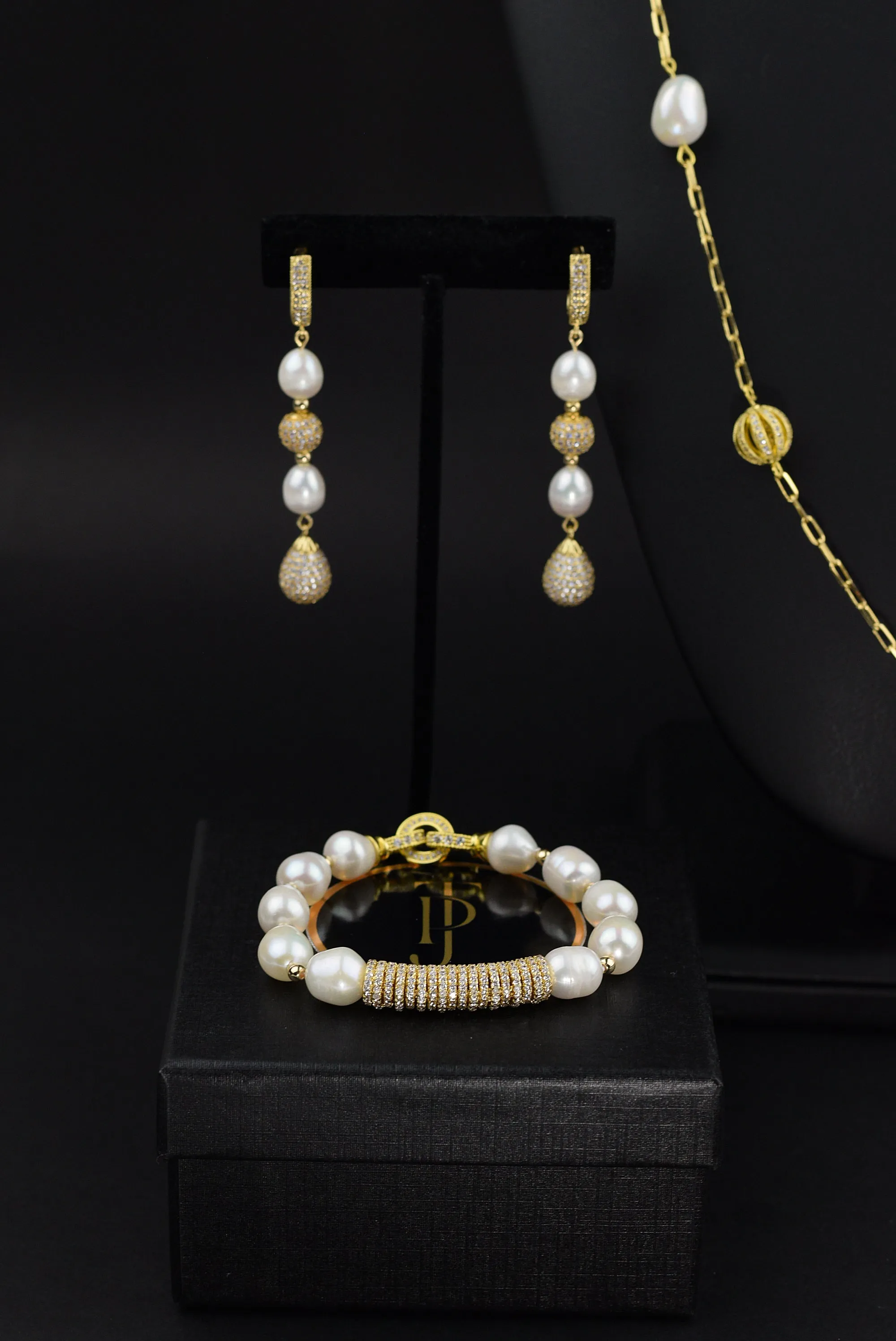 Madison white freshwater pearl bracelet with gold centerpiece